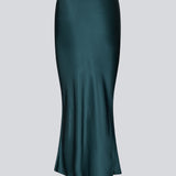 Grøn lang nederdel med vidde i satin. Parveenmd skirt har en elastik i taljen. Modellen er 175 cm og har en str. s/36 på.
