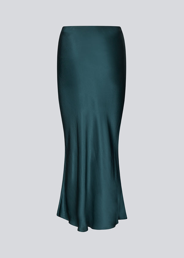 Grøn lang nederdel med vidde i satin. Parveenmd skirt har en elastik i taljen. Modellen er 175 cm og har en str. s/36 på.