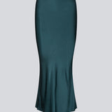 Grøn lang nederdel med vidde i satin. Parveenmd skirt har en elastik i taljen. Modellen er 175 cm og har en str. s/36 på.