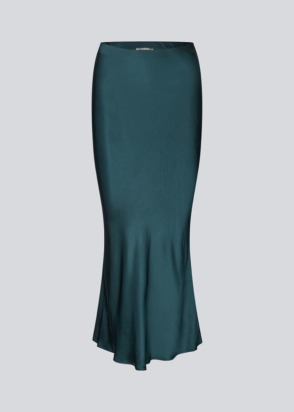 Grøn lang nederdel med vidde i satin. Parveenmd skirt har en elastik i taljen. Modellen er 175 cm og har en str. s/36 på.