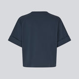 Figursyet t-shirt med korte ærmer i navy. Patayamd t-shirt har en rund hals og rynkdetaljer i siden.

Materiale:
100% Økologisk Bomuld