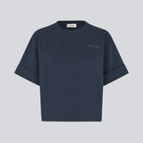 Figursyet t-shirt med korte ærmer i navy. Patayamd t-shirt har en rund hals og rynkdetaljer i siden.

Materiale:
100% Økologisk Bomuld