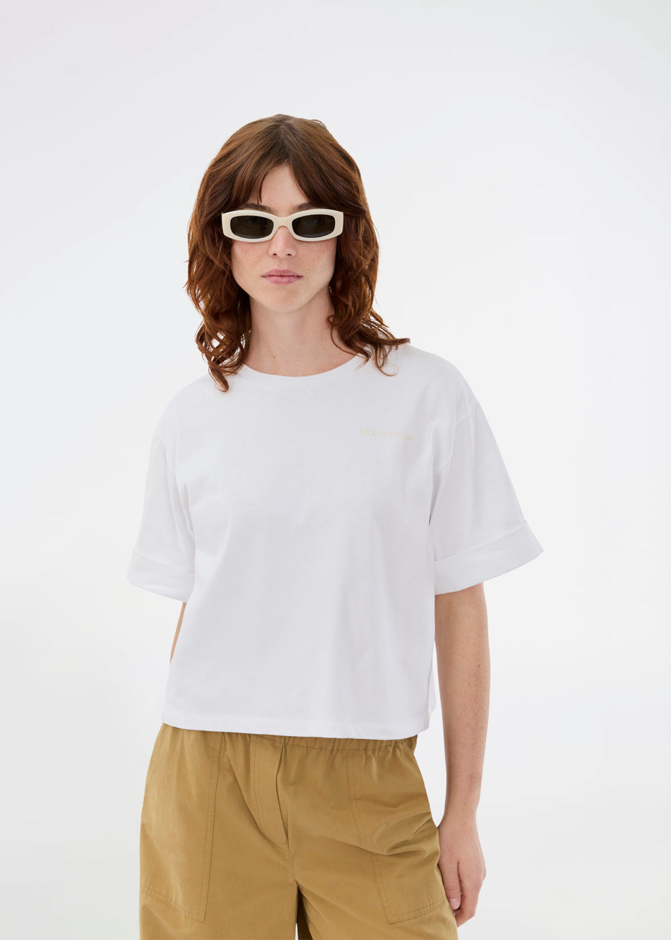 Figursyet hvid t-shirt med korte ærmer. Patayamd t-shirt har en rund hals. Modellen er 175 cm og har en str. S/36 på.

Materiale:
100% Økologisk Bomuld