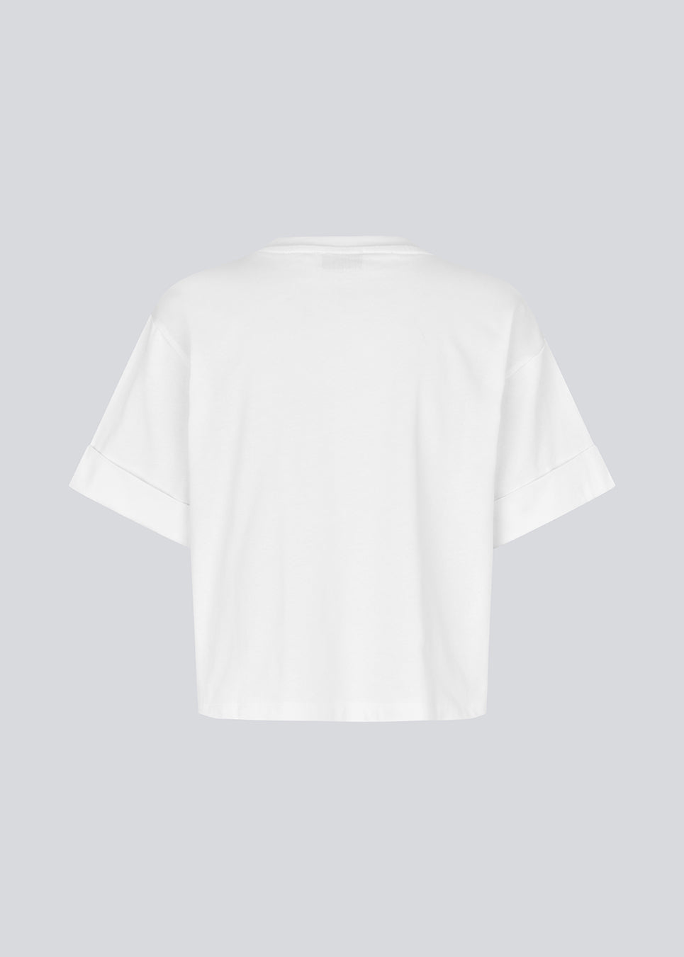 Figursyet hvid t-shirt med korte ærmer. Patayamd t-shirt har en rund hals. Modellen er 175 cm og har en str. S/36 på.

Materiale:
100% Økologisk Bomuld