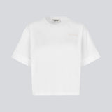 Figursyet hvid t-shirt med korte ærmer. Patayamd t-shirt har en rund hals. Modellen er 175 cm og har en str. S/36 på.

Materiale:
100% Økologisk Bomuld