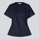 Figursyet t-shirt med korte ærmer i navy. Patayamd t-shirt har en rund hals og rynkedetaljer i siden.

Materiale:
100% Økologisk Bomuld
