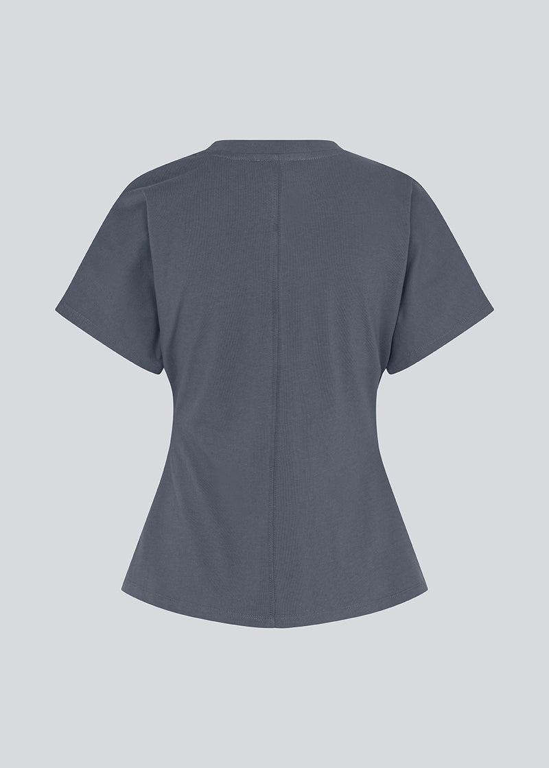 Figursyet t-shirt med korte ærmer. Patayamd t-shirt har en rund hals og rynkedetaljer i  siden.