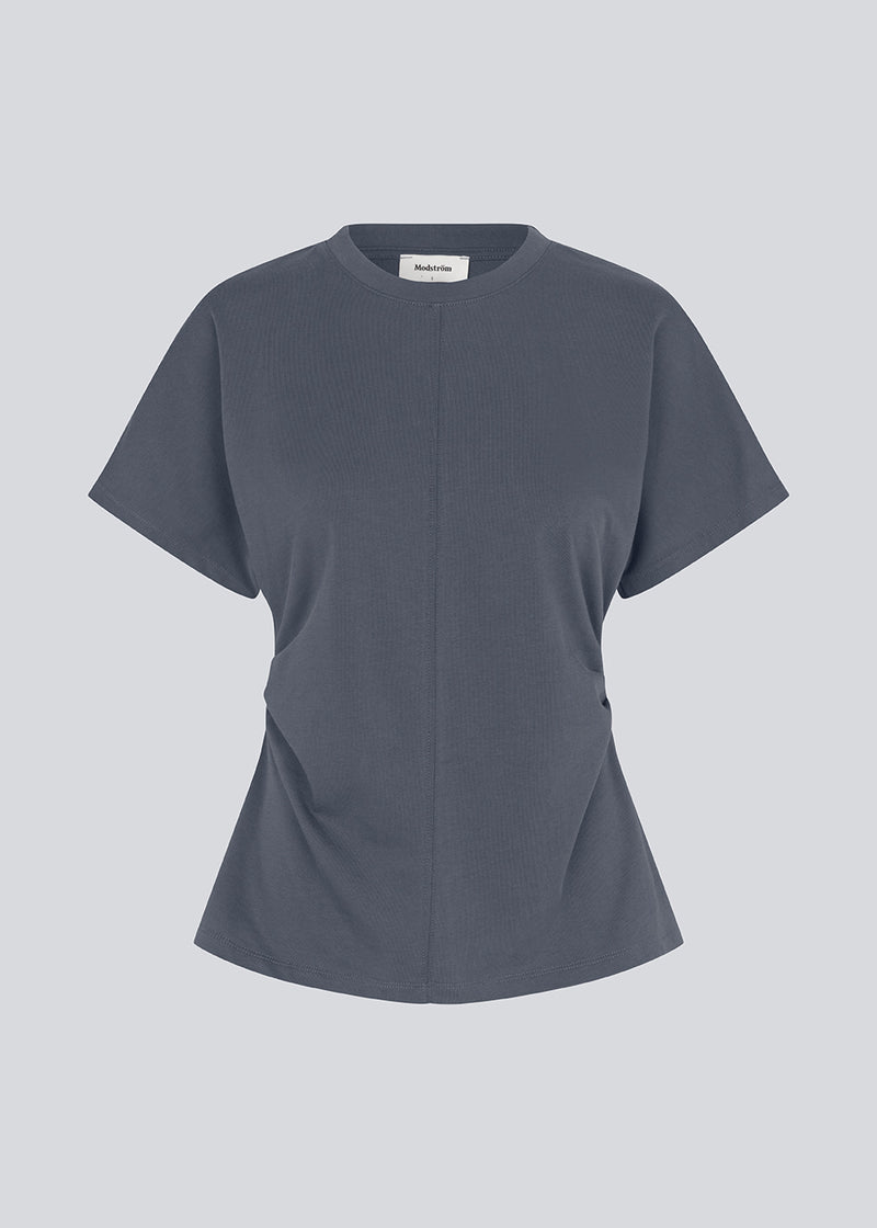Figursyet t-shirt med korte ærmer. Patayamd t-shirt har en rund hals og rynkedetaljer i  siden.