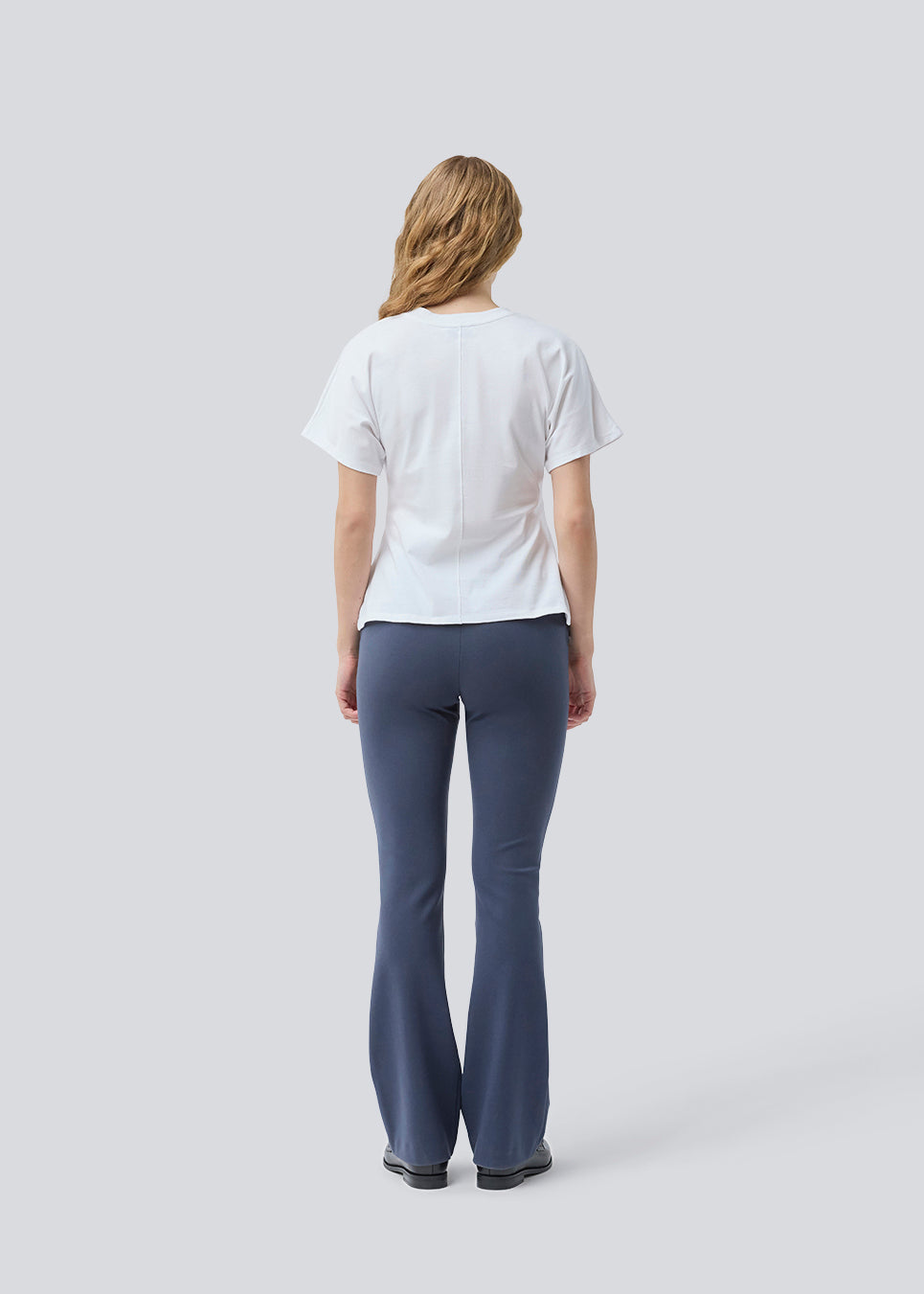 Figursyet t-shirt med korte ærmer. Patayamd t-shirt har en rund hals og rynkedetaljer i siden. Modellen er 175 cm og har en str S/36 på. 