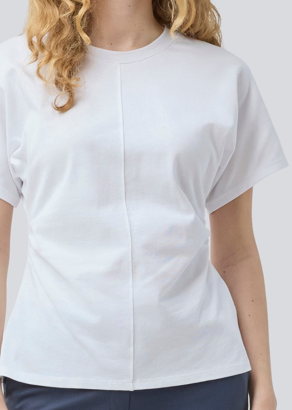 Figursyet t-shirt med korte ærmer. Patayamd t-shirt har en rund hals og rynkedetaljer i siden. Modellen er 175 cm og har en str S/36 på. 