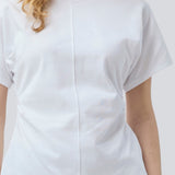 Figursyet t-shirt med korte ærmer. Patayamd t-shirt har en rund hals og rynkedetaljer i siden. Modellen er 175 cm og har en str S/36 på. 