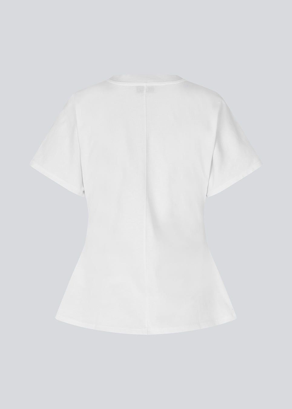 Figursyet t-shirt med korte ærmer. Patayamd t-shirt har en rund hals og rynkedetaljer i siden. Modellen er 175 cm og har en str S/36 på. 