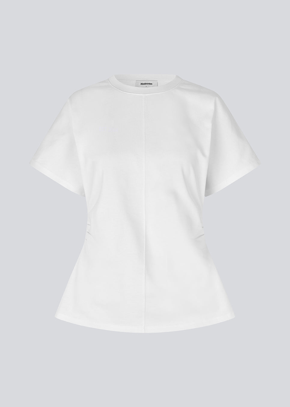 Figursyet t-shirt med korte ærmer. Patayamd t-shirt har en rund hals og rynkedetaljer i siden. Modellen er 175 cm og har en str S/36 på. 