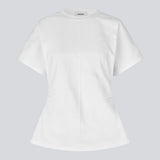 Figursyet t-shirt med korte ærmer. Patayamd t-shirt har en rund hals og rynkedetaljer i siden. Modellen er 175 cm og har en str S/36 på. 