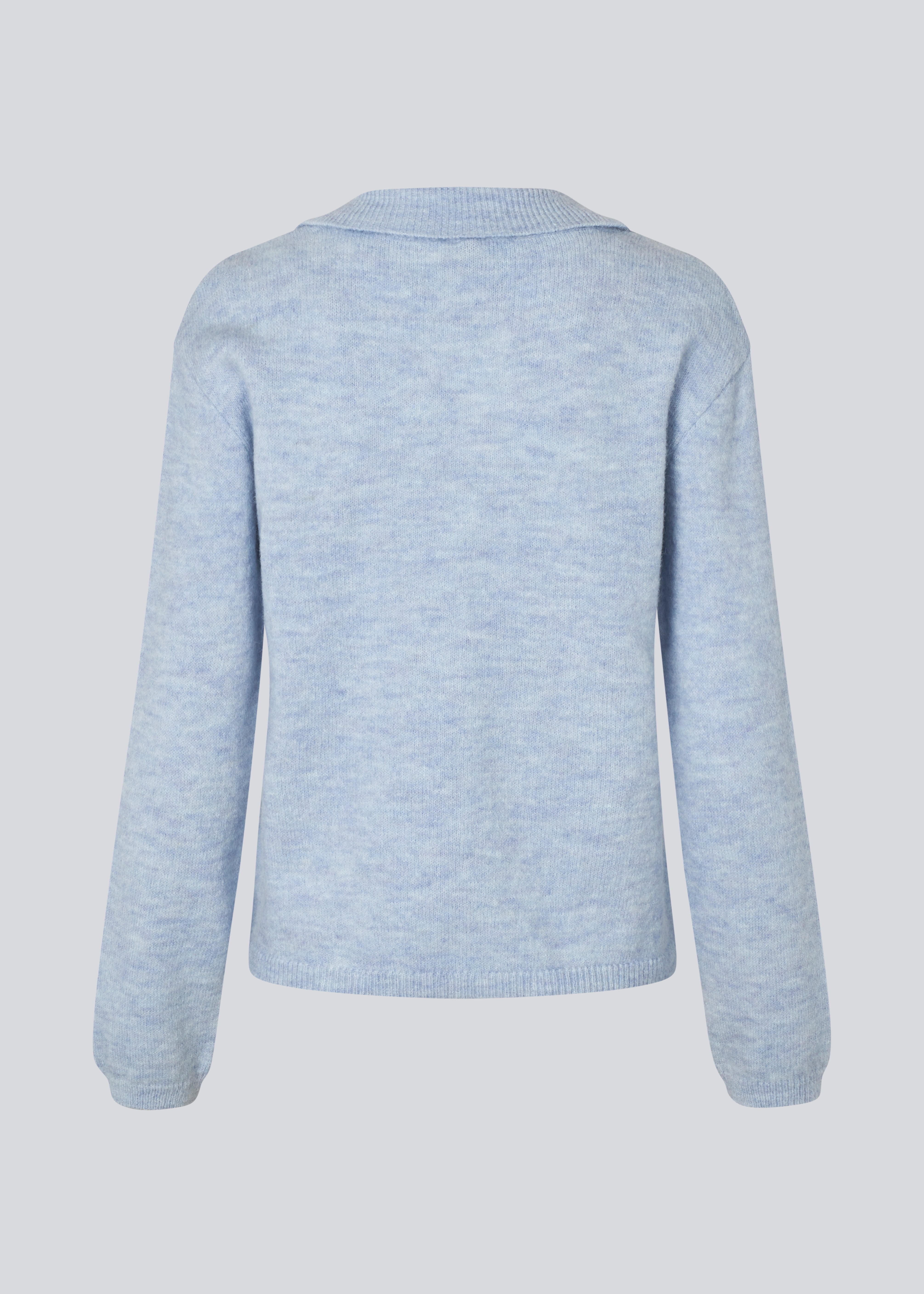 Lyseblå blød cardigan i strik med V-udskæring. Patrickmd cardigan har en løs pasform og knaplukning fortil.&nbsp;