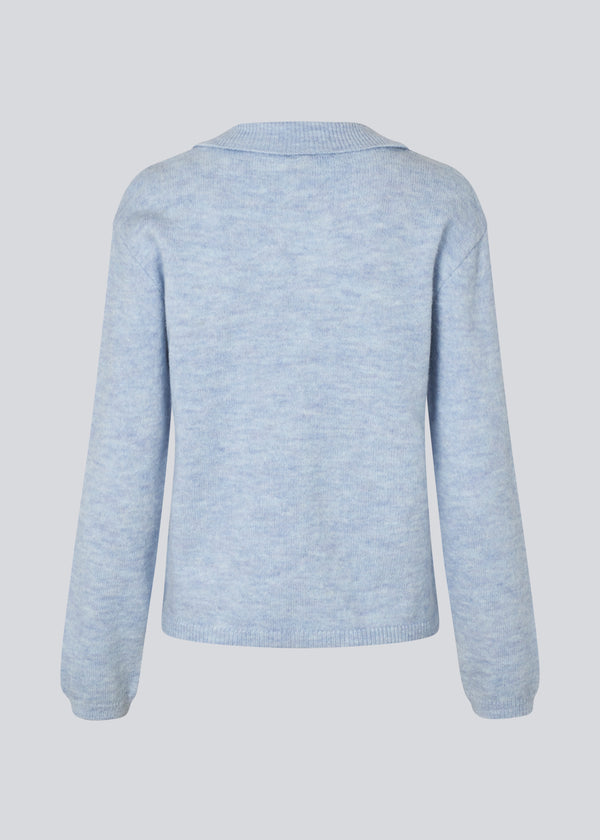 Lyseblå blød cardigan i strik med V-udskæring. Patrickmd cardigan har en løs pasform og knaplukning fortil.&nbsp;