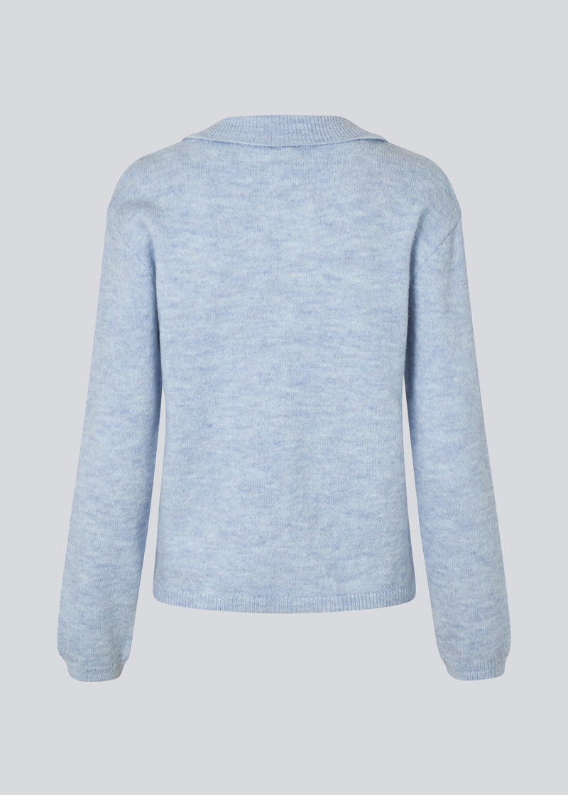 Lyseblå blød cardigan i strik med V-udskæring. Patrickmd cardigan har en løs pasform og knaplukning fortil.&nbsp;