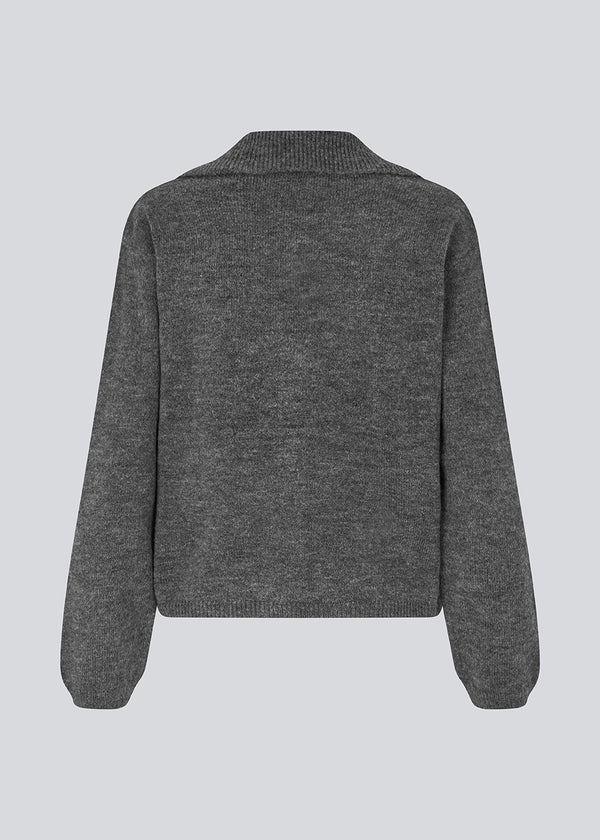 Grå blød cardigan i strik med V-udskæring. Patrickmd cardigan har en løs pasform og knaplukning fortil.&nbsp;