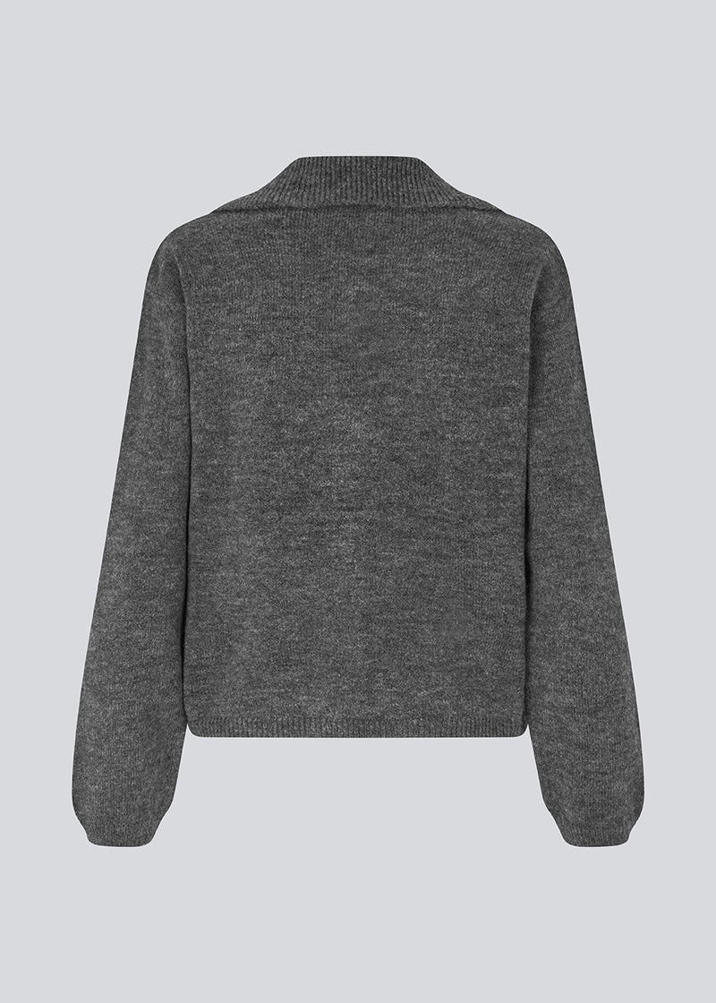 Grå blød cardigan i strik med V-udskæring. Patrickmd cardigan har en løs pasform og knaplukning fortil.&nbsp;