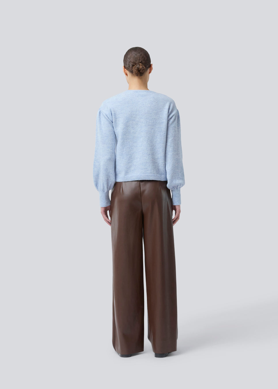 Lyseblå blød strik med løse ærmer. Patrickmd o-neck har en rund hals og ribkant. Modellen er 175 cm og har en str. s/36 på.