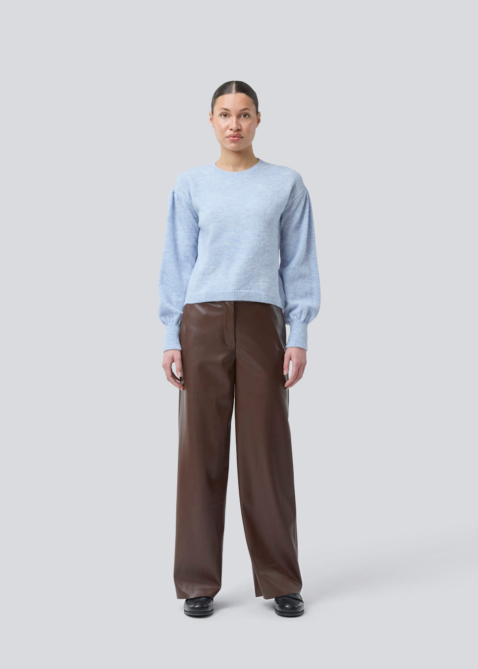 Lyseblå blød strik med løse ærmer. Patrickmd o-neck har en rund hals og ribkant. Modellen er 175 cm og har en str. s/36 på.