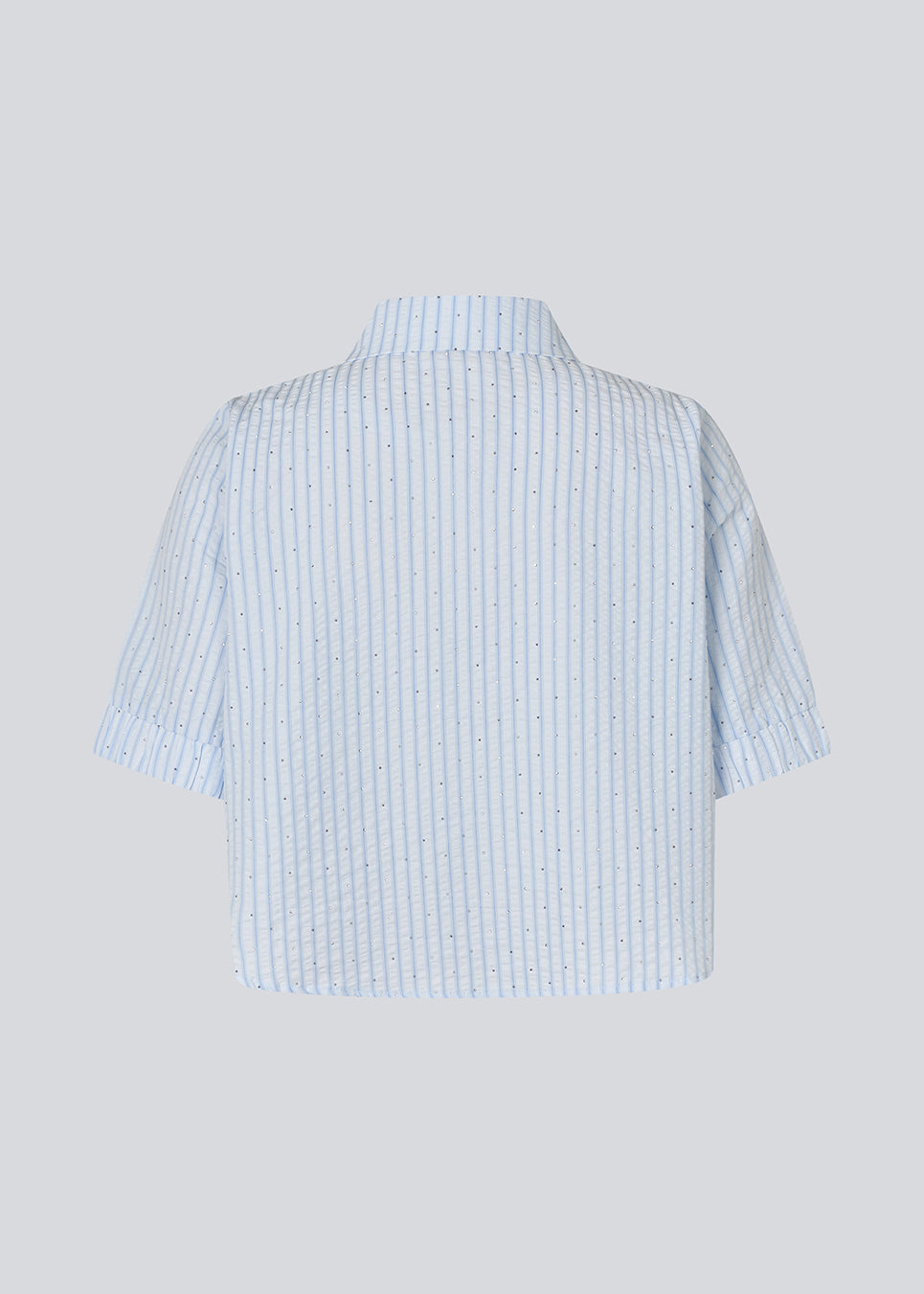Kort skjorte med rhinsten og pufærmer. Patriziomd shirt har en knappelukning fortil og skjortekrave. Modellen er 175 cm og har en str S/36 på.
