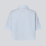 Kort skjorte med rhinsten og pufærmer. Patriziomd shirt har en knappelukning fortil og skjortekrave. Modellen er 175 cm og har en str S/36 på.