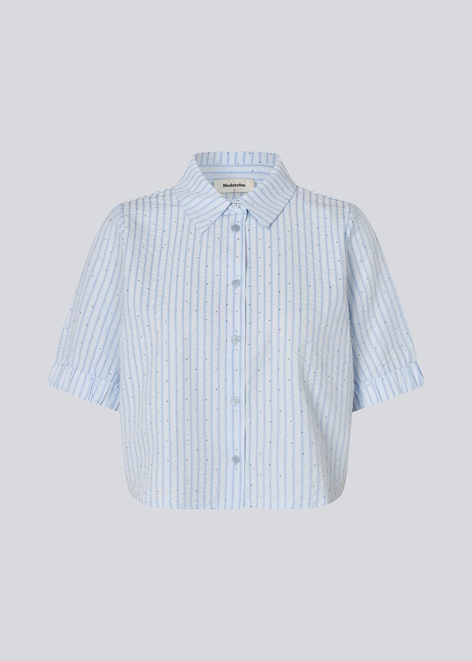 Kort skjorte med rhinsten og pufærmer. Patriziomd shirt har en knappelukning fortil og skjortekrave. Modellen er 175 cm og har en str S/36 på.