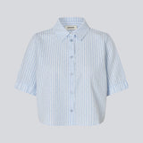 Kort skjorte med rhinsten og pufærmer. Patriziomd shirt har en knappelukning fortil og skjortekrave. Modellen er 175 cm og har en str S/36 på.