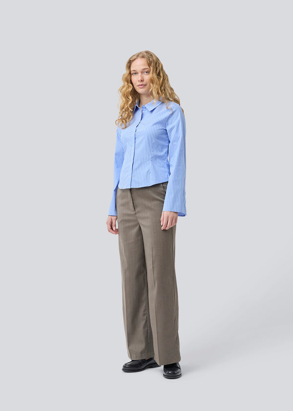 Klassisk figursyet skjorte i bomuldsblanding. Patti shirt har en skjortekrave, knappelukning fortil og lange brede ærmer. Modellen er 175 cm og har en str. S/36 på.