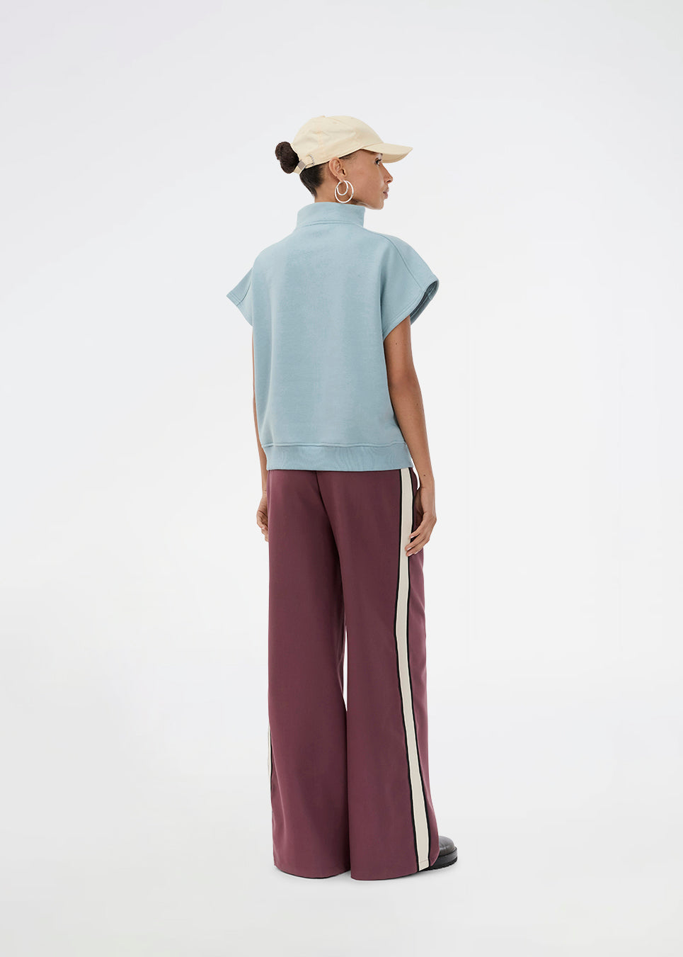 Komfortable bukser med moderne, sporty detaljer. VildarMD pants har stribe på siden og elastik i taljen bagtil, og giver et stilfuldt hverdagslook uden at gå på kompromis med komforten.