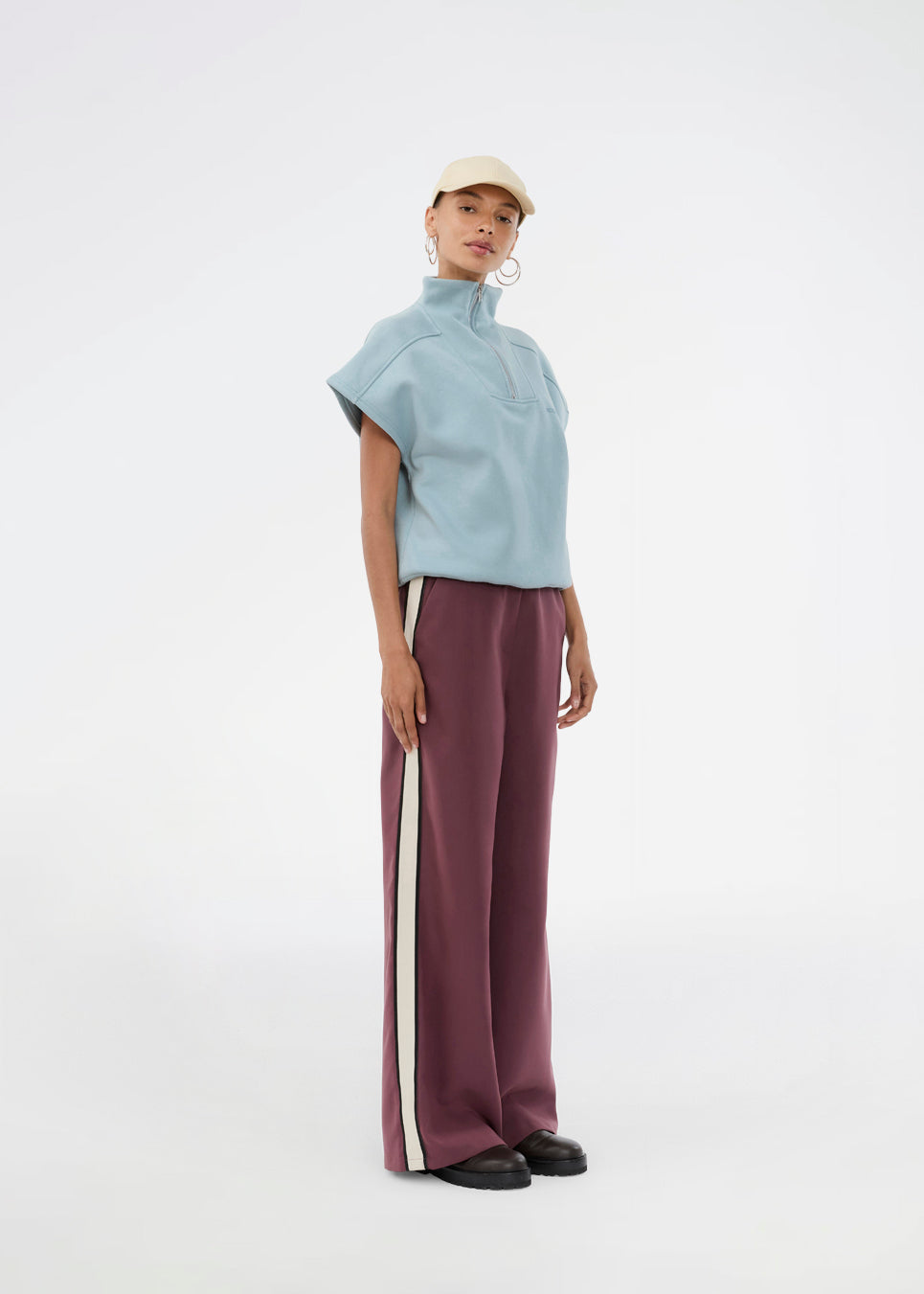 Komfortable bukser med moderne, sporty detaljer. VildarMD pants har stribe på siden og elastik i taljen bagtil, og giver et stilfuldt hverdagslook uden at gå på kompromis med komforten.