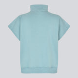 Kortærmet sweatshirt i lyseblå med et sporty twist. PaulaMD SS T-neck har høj hals med lynlås, så du kan vælge mellem et cool højt look eller en mere åben og afslappet stil. Detaljer som brystlogo og ribkant i bunden giver et rent og moderne udtryk.