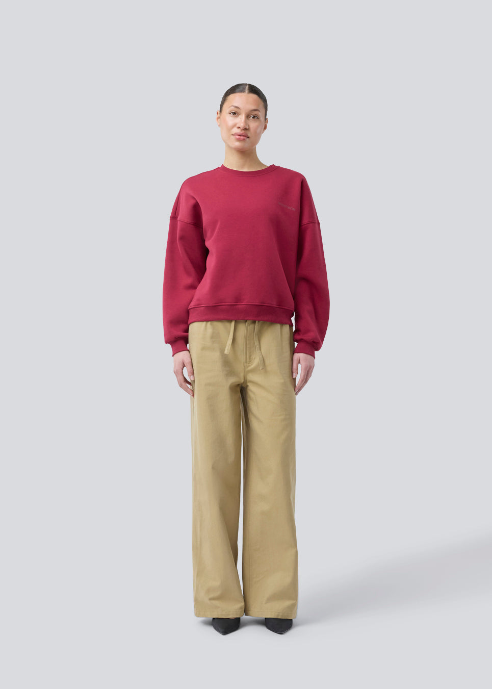 Sweatshirt i mørkerød i bomuldsblanding med logo. Paulamd sweat &nbsp;har en rund halsudskæring og ribkant vedbåde &nbsp;bund og ærmer. Modellen er 175 cm og har en str S/36 &nbsp;på.