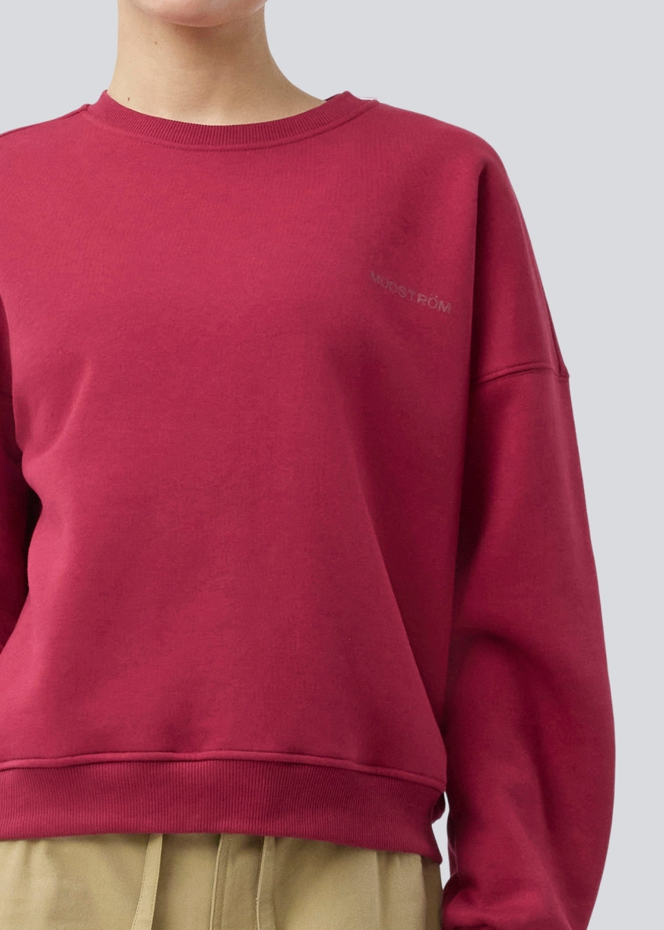Sweatshirt i mørkerød i bomuldsblanding med logo. Paulamd sweat &nbsp;har en rund halsudskæring og ribkant vedbåde &nbsp;bund og ærmer. Modellen er 175 cm og har en str S/36 &nbsp;på.