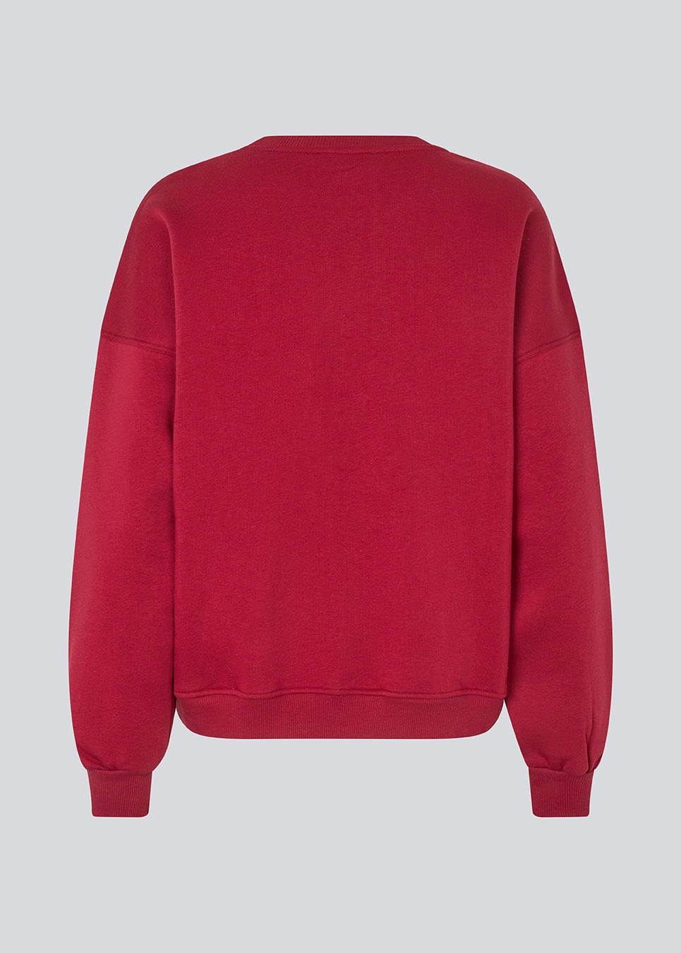 Sweatshirt i mørkerød i bomuldsblanding med logo. Paulamd sweat &nbsp;har en rund halsudskæring og ribkant vedbåde &nbsp;bund og ærmer. Modellen er 175 cm og har en str S/36 &nbsp;på.