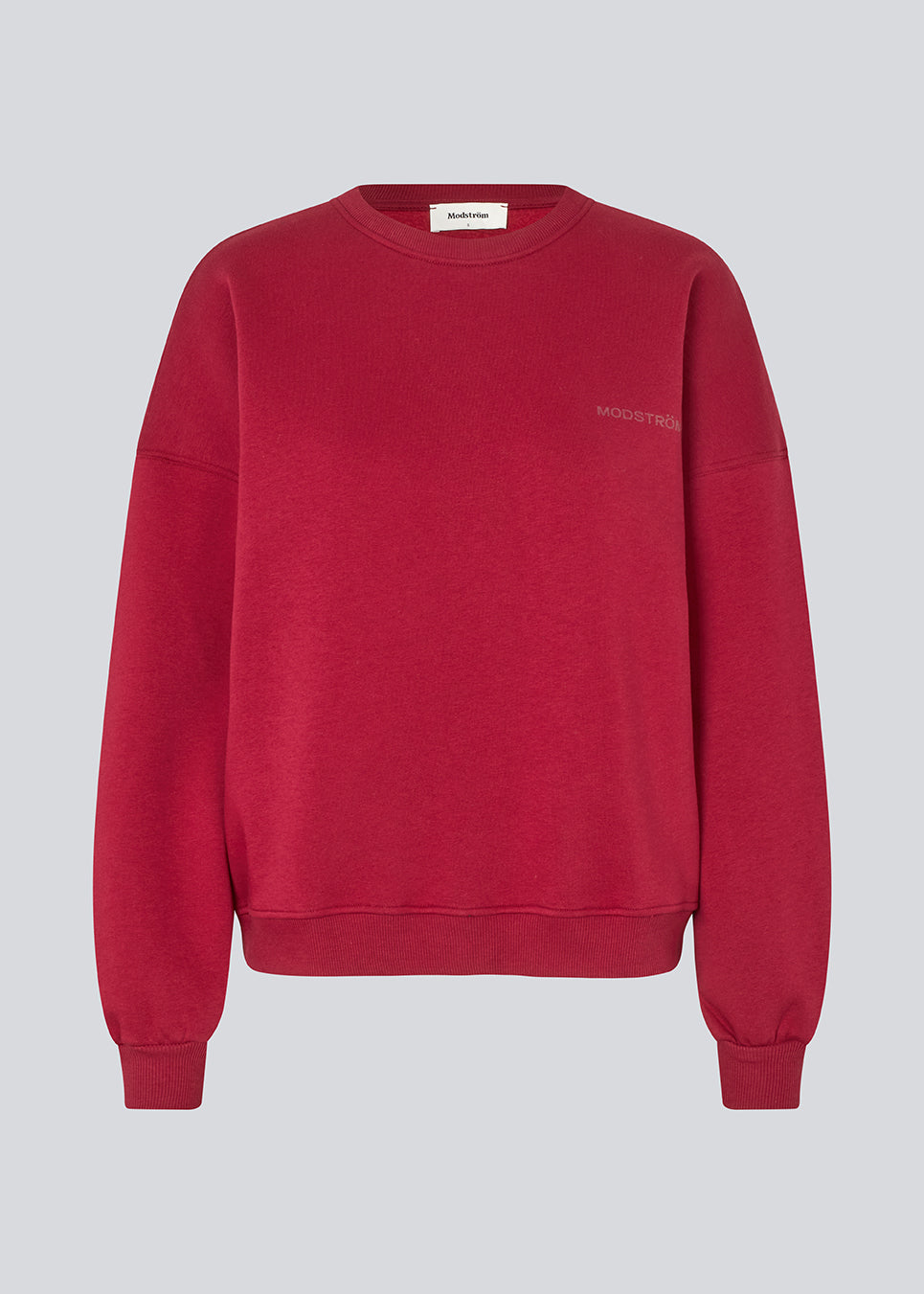 Sweatshirt i mørkerød i bomuldsblanding med logo. Paulamd sweat &nbsp;har en rund halsudskæring og ribkant vedbåde &nbsp;bund og ærmer. Modellen er 175 cm og har en str S/36 &nbsp;på.