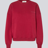 Sweatshirt i mørkerød i bomuldsblanding med logo. Paulamd sweat &nbsp;har en rund halsudskæring og ribkant vedbåde &nbsp;bund og ærmer. Modellen er 175 cm og har en str S/36 &nbsp;på.