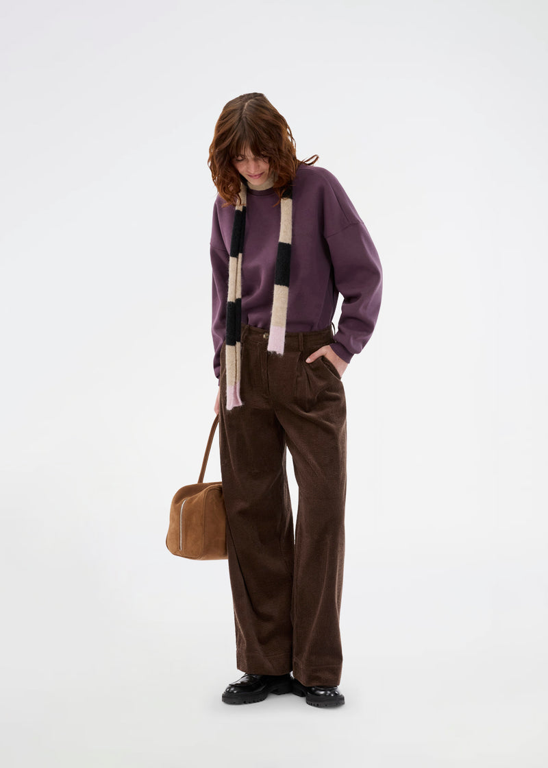 Sweatshirt i bomuldsblanding med logo. Paulamd sweat har en rund halsudskæring og ribkant vedbåde bund og ærmer. Modellen er 175 cm og har en str S/36 på.