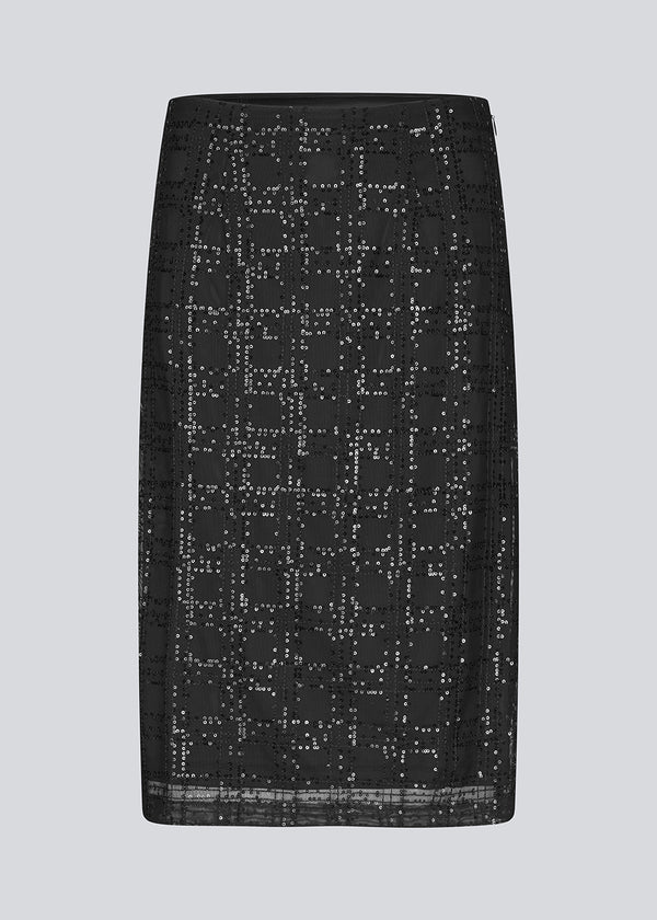 Sort mellemlang nederdel med i et transparant materiale med palietter. Paerleenmd skirt har foer og en usynlig lynlås i siden.
