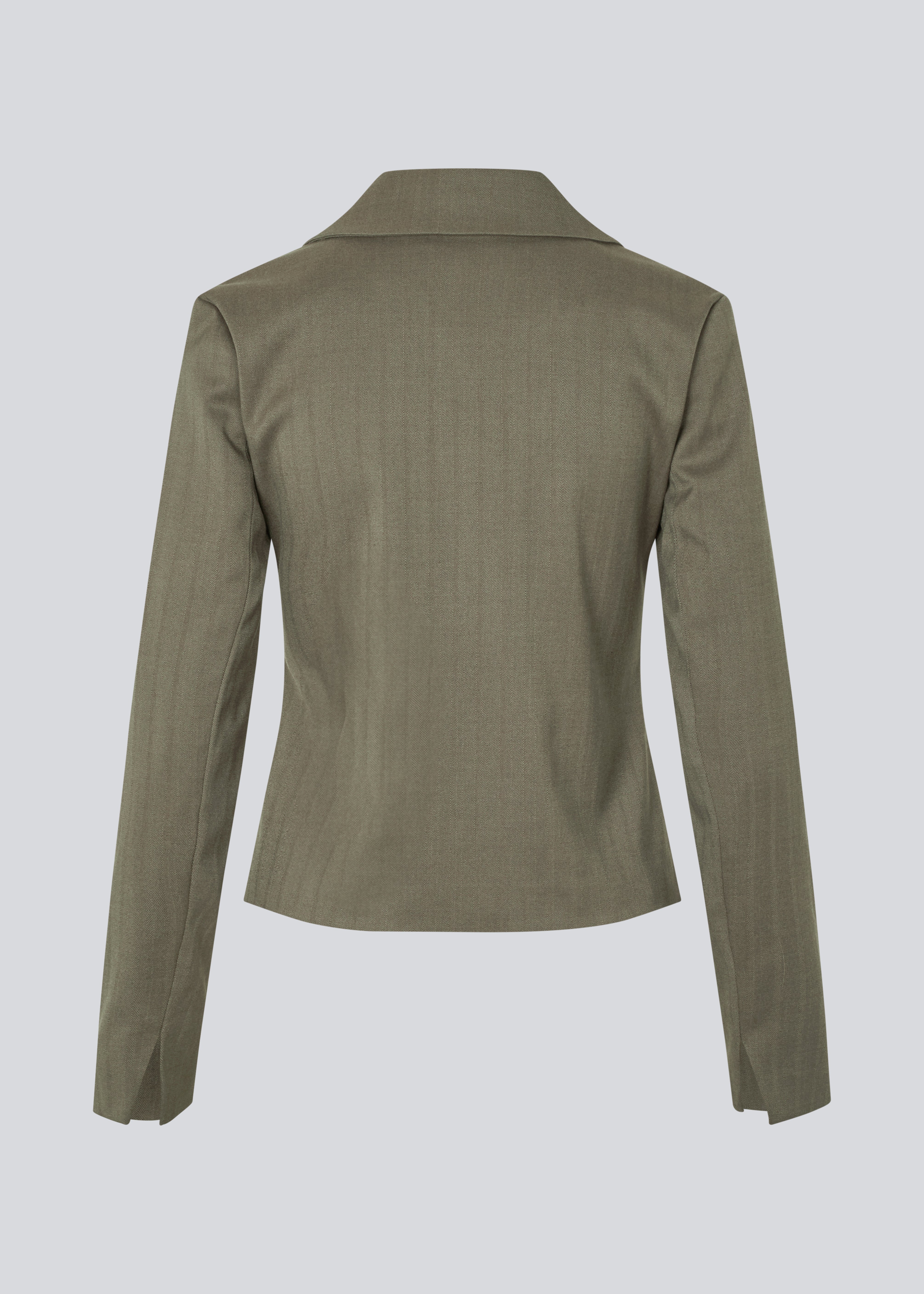 Figursyet blazer med lynlås lukning. Pedromd blazer har lange ærmer, V-udskæring og skjortekrave. Modellen er 175 cm og har en str. S/36 på.