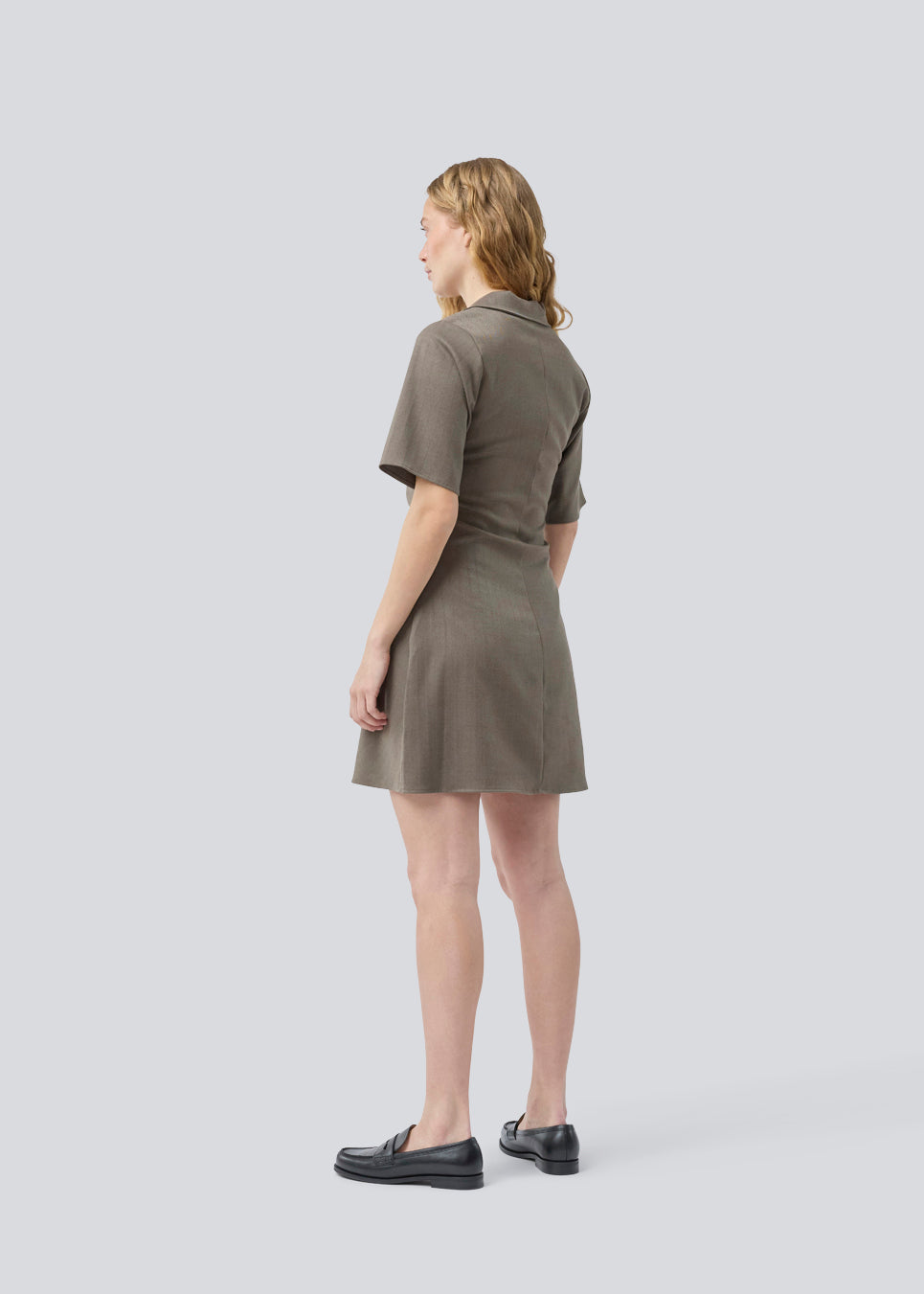 Figursyet kjole med korte ærmer og rynkedetalje. &nbsp;Pedromd dress har en V-udskæring og en usynlig lynlås fortil. Modellen er 175 cm og har en str. S/36 på.