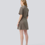 Figursyet kjole med korte ærmer og rynkedetalje. &nbsp;Pedromd dress har en V-udskæring og en usynlig lynlås fortil. Modellen er 175 cm og har en str. S/36 på.