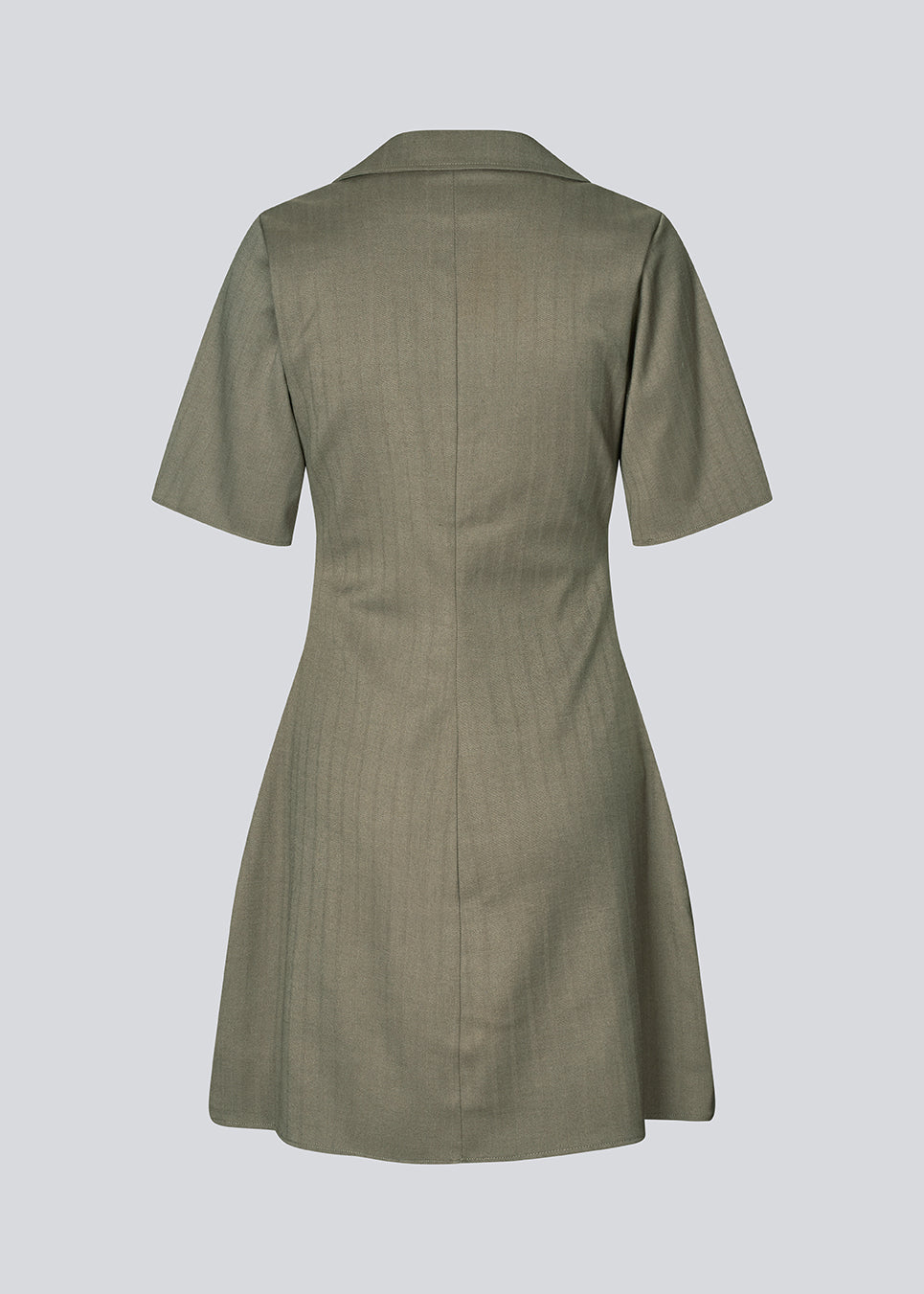 Figursyet kjole med korte ærmer og rynkedetalje. &nbsp;Pedromd dress har en V-udskæring og en usynlig lynlås fortil. Modellen er 175 cm og har en str. S/36 på.