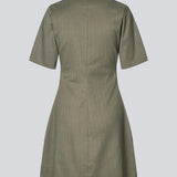 Figursyet kjole med korte ærmer og rynkedetalje. &nbsp;Pedromd dress har en V-udskæring og en usynlig lynlås fortil. Modellen er 175 cm og har en str. S/36 på.