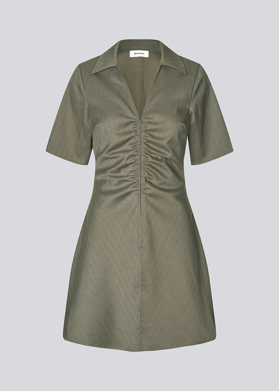 Figursyet kjole med korte ærmer og rynkedetalje. &nbsp;Pedromd dress har en V-udskæring og en usynlig lynlås fortil. Modellen er 175 cm og har en str. S/36 på.
