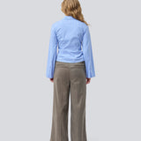 Bukser med pressefolder, brede ben og bindebånd. Pedromd pants har en elastisk i taljen og sidelommer. Modellen er 175 cm og har en str. S/36 på.