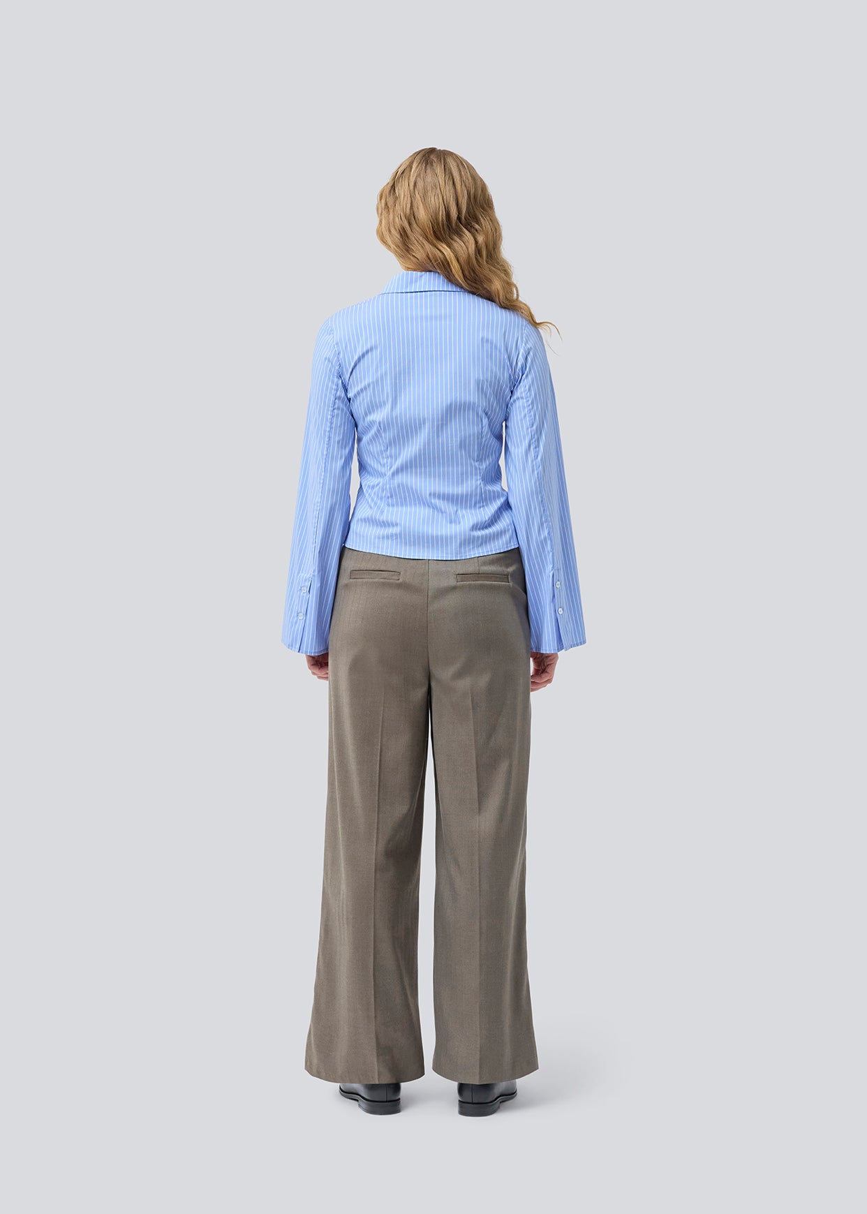 Bukser med pressefolder, brede ben og bindebånd. Pedromd pants har en elastisk i taljen og sidelommer. Modellen er 175 cm og har en str. S/36 på.