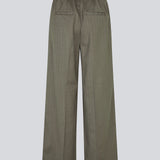 Bukser med pressefolder, brede ben og bindebånd. Pedromd pants har en elastisk i taljen og sidelommer. Modellen er 175 cm og har en str. S/36 på.
