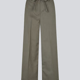 Bukser med pressefolder, brede ben og bindebånd. Pedromd pants har en elastisk i taljen og sidelommer. Modellen er 175 cm og har en str. S/36 på.